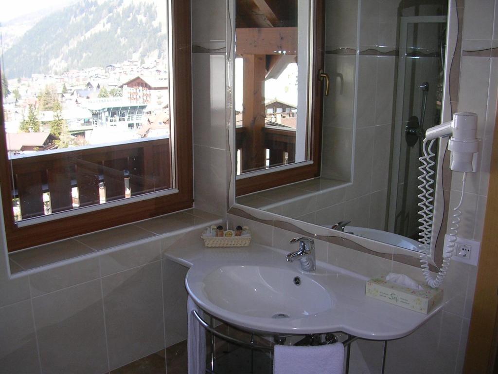 Hotel Garni La Tambra Selva di Val Gardena Pokoj fotografie