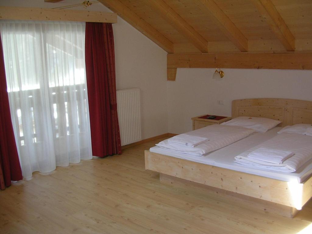 Hotel Garni La Tambra Selva di Val Gardena Pokoj fotografie